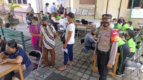 Polresta Denpasar melalui Polsek Denpasar Selatan menggelar gerai vaksin presisi yang ditujukan kepada Masyarakat umum dan lansia bertempat di Kantor Desa Sidakarya, Jl. Sidakarya, No. 191, Denpasar Selatan, Kamis (14/04/2022) pagi.