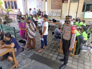 Polisi di Denpasar Gelar Vaksinasi Booster, Warga Antre dari Pagi