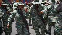 Para tentara meneriakkan yel-yel memeriahkan perayaan 20 tahun kembalinya Hugo Chavez usai kudeta gagal.