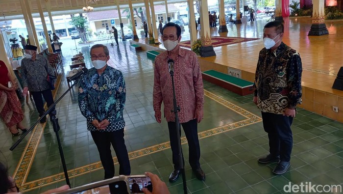 Wakil Ketua KPK Alexander Mawarta dan Gubernur DIY Sri Sultan HB X di Kepatihan, Kamis (14/4/2022).