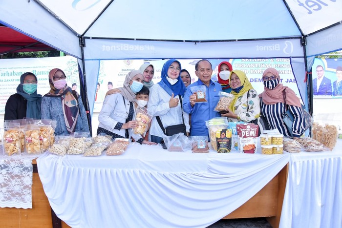 Wakil Ketua MPR RI Syarief Hasan di sela kunjungan kerjanya di Garut menyempatkan diri bertemu dan memotivasi para pelaku Usaha Mikro Kecil dan Menengah (UMKM) di kawasan wisata belanja Komplek Centre, Kabupaten Garut, Jawa Barat.