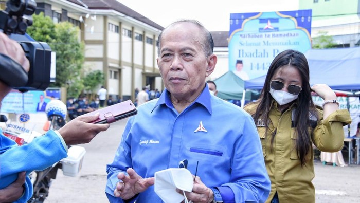 Wakil Ketua MPR RI Syarief Hasan di sela kunjungan kerjanya di Garut menyempatkan diri bertemu dan memotivasi para pelaku Usaha Mikro Kecil dan Menengah (UMKM) di kawasan wisata belanja Komplek Centre, Kabupaten Garut, Jawa Barat.