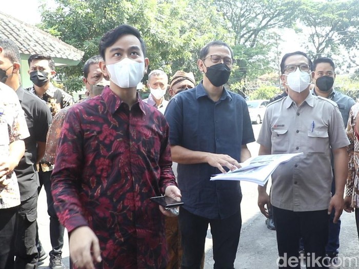 Wali Kota Solo, Gibran Rakabuming Raka saat meninjau pengukuran lahan lokasi pembangunan Islamic Center, Kamis (14/4/2022).