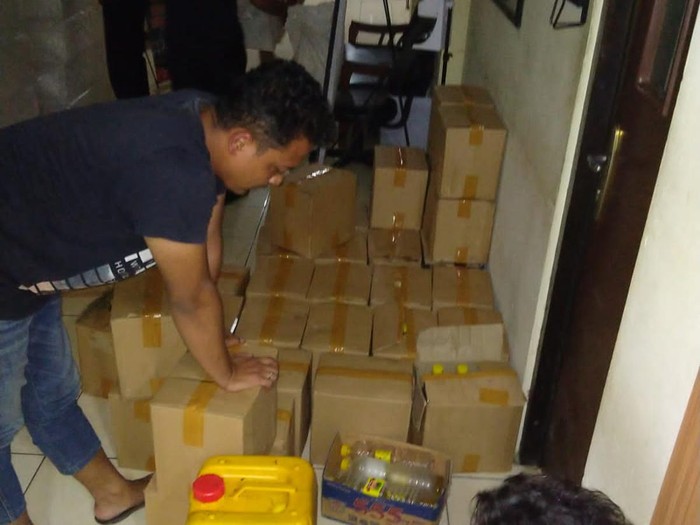 Warga Banjarnegara diciduk karena kemas minyak goreng curah, Kamis (14/4/2022).