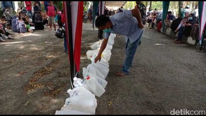 Warga Mamuju, Sulbar bisa membeli minyak goreng murah hanya dengan modal menunjukkan bukti vaksin COVID-19 dosis kedua.
