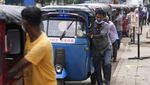 Warga Sri Lanka Ramai-ramai Dorong Bajaj Demi Antre BBM