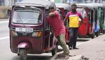 Warga Sri Lanka Ramai-ramai Dorong Bajaj Demi Antre BBM