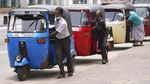 Warga Sri Lanka Ramai-ramai Dorong Bajaj Demi Antre BBM