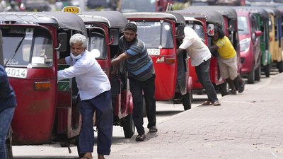 Warga Sri Lanka Ramai-ramai Dorong Bajaj Demi Antre BBM