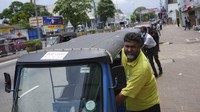 Dikutip dari BBC, Selasa (12/4/2022), permasalahan di Sri Lanka terjadi karena cadangan mata uang asingnya hampir habis. Hal itu berarti, negara ini tidak mampu membayar impor makanan pokok dan bahan bakar yang berdampak pada kelangkaan dan harga yang tinggi.