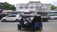 Ada banyak faktor, namun satu yang utama adalah bahwa pada akhir 30 tahun perang saudara pada 2009, Sri Lanka memilih untuk lebih fokus pada pasar domestik daripada mengekspor ke luar negeri. Jadi pendapatan dari ekspor rendah, sementara tagihan impor terus bertambah.