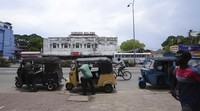 Pemerintah juga mengumpulkan utang dalam jumlah besar untuk mendanai proyek infrastruktur yang tidak perlu.
