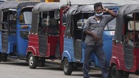 Sri Lanka dilanda krisis ekonomi. Negara di Asia selatan itu mengalami kekurangan BBM, pemadaman listrik belasan jam, hingga bahan makanan yang kini mahal.