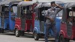 Warga Sri Lanka Ramai-ramai Dorong Bajaj Demi Antre BBM