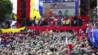 Presiden Venezuela Nicolas Maduro memberikan pidato memperingati 20 tahun kembalinya mendiang Presiden Hugo Chavez ke tampuk kekuasaan setelah kudeta yang gagal pada tahun 2002, di Caracas, Venezuela, Rabu (13/4/2022). Chavez meninggal pada 2013 lalu karena sakit kanker.