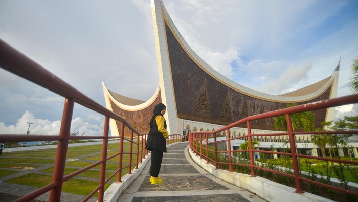 WISATA RELIGI MASJID RAYA SUMBAR Pengunjung berjalan di taman Masjid Raya Sumatera Barat (Sumbar), di Padang, Rabu (13/4/2022). Masjid yang meraih penghargaan sebagai masjid dengan desain arsitektur terbaik di dunia dalam kompetisi Arsitektur Masjid Abdullatif Al Fozan tahun 2021 itu, ramai dikunjungi selama bulan ramadhan untuk beribadah sekaligus berwisata karena merupakan ikon wisata religi di kota itu. ANTARA FOTO/Iggoy el Fitra/aww.