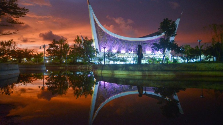 WISATA RELIGI MASJID RAYA SUMBAR Pengunjung berjalan di taman Masjid Raya Sumatera Barat (Sumbar), di Padang, Rabu (13/4/2022). Masjid yang meraih penghargaan sebagai masjid dengan desain arsitektur terbaik di dunia dalam kompetisi Arsitektur Masjid Abdullatif Al Fozan tahun 2021 itu, ramai dikunjungi selama bulan ramadhan untuk beribadah sekaligus berwisata karena merupakan ikon wisata religi di kota itu. ANTARA FOTO/Iggoy el Fitra/aww.
