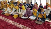 Kegiatan yang dikomandoi Yanti Airlangga ini turut diikuti oleh warga sekitar kantor DPP Partai Golkar.