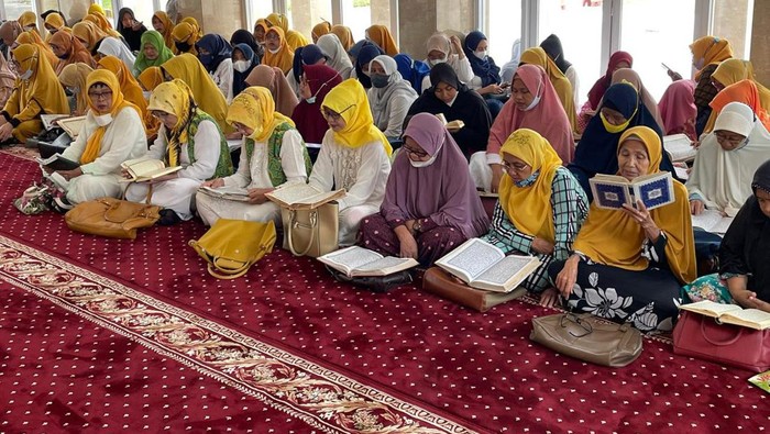 Yuk Isi Ramadan dengan Tadarus Alquran Ikatan Istri Partai Golkar (IIPG) mengisi ramadan dengan tadarus Alquran. Kegiatan itu dilakukan di Masjid Ainul Hikmah di kantor DPP Partai Golkar, Jakarta.