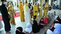 Sebagai ucapan terimakasih kepada anak-anak di sekitar kantor DPP Partai Golkar yang telah mengikuti tadarus Alquran, Yanti dan IIPG memberikan sejumlah hadiah berupa paket peralatan sekolah.
