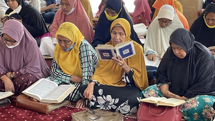 Ikatan Istri Partai Golkar (IIPG) mengisi ramadan dengan tadarus Alquran. Kegiatan itu dilakukan di Masjid Ainul Hikmah di kantor DPP Partai Golkar, Jakarta.