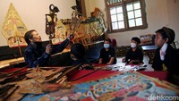 Sejak pagi kelima anak-anak yang berusia 6-10 tahun itu tampak antusias serius belajar mendalang wayang kulit meski dalam kondisi dengan berpuasa. Mereka diajarkan langsung oleh sang pemilik di kawasan Cinere, Depok, Jawa Barat. Kelima anak-anak itu adalah Ferdi Febriansyah (9), Lutfi (10), Adhyasta Bagus Niswara (6), Gani (7) dan Al Fatih Giri Pramudya (6).