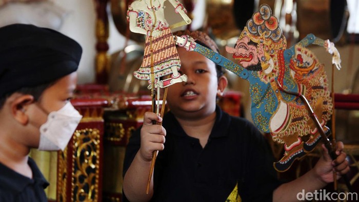 Salah satu pelestari budaya kesenian wayang adalah generasi muda penerus bangsa. Tak disangka, beberapa anak kecil ini menggemari dan tertarik untuk belajar wayang kulit di Sanggar Nirmala Sari, Depok, Jawa Barat.

Sanggar yang telah berdiri sejak sejak 1987 ini adalah milik seniman pelestari kebudayaan, Ki Asman Budi Prayitno (78 tahun). Dalam sehari-harinya, ia biasa mengajarkan anak-anak usia belia mengenal wayang sebagai pelestari budaya wayang kulit.