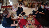 Biasanya Ki Asman dibantu asisten namun selama bulan Ramadan ini ia mengajar langsung sendiri seluruh siswanya. Meski dalam kondisi puasa Ki Asman dan para siswa tetap semangat berlatih. Penguasaan karakter wayang menjadi dasar bagi anak-anak yang berlatih mendalang wayang kulit. Sanggar ini tentu menjadi wadah bagi anak-anak yang antusias belajar seni wayang untuk menjadi dalang cilik.