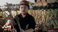 Satu per satu siswa mendapatkan kesempatan menjadi dalang dan mementaskan berbagai jenis lakon wayang. Mereka pun bebas berekspresi dalam memainkan peran wayang tersebut. Ki Asman juga mengaku bersyukur bahwa dunia pewayangan banyak diminati generasi muda. Ini juga yang membuat dirinya optimistis dan terus semangat menekuni dan menularkan dunia pewayangan kepada generasi muda agar tetap dan terus bertahan ditengah modernisasi yang serba digital. 