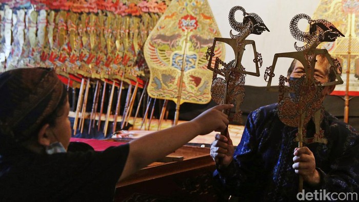 Aksi Bocil Pecinta Wayang Kulit Salah satu pelestari budaya kesenian wayang adalah generasi muda penerus bangsa. Tak disangka, beberapa anak kecil ini menggemari dan tertarik untuk belajar wayang kulit di Sanggar Nirmala Sari, Depok, Jawa Barat.
Sanggar yang telah berdiri sejak sejak 1987 ini adalah milik seniman pelestari kebudayaan, Ki Asman Budi Prayitno (78 tahun). Dalam sehari-harinya, ia biasa mengajarkan anak-anak usia belia mengenal wayang sebagai pelestari budaya wayang kulit.