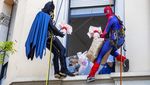 Aksi Superhero Bagi-bagi Telur Paskah ke Pasien Anak di Italia