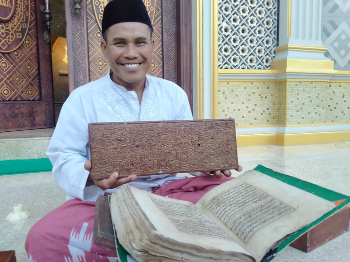 Salah satu Alquran tertua yang ditulis dengan tangan dan sebuah prasasti berusia ratusan tahun yang berada di perpustakaan Masjid Baitul Qodim, Kelurahan Loloan Timur, Kecamatan Jembrana, Kabupaten Jembrana, Bali, (15/4/2022)