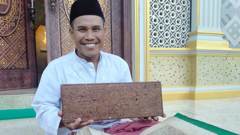 Salah satu Alquran tertua yang ditulis dengan tangan dan sebuah prasasti berusia ratusan tahun yang berada di perpustakaan Masjid Baitul Qodim, Kelurahan Loloan Timur, Kecamatan Jembrana, Kabupaten Jembrana, Bali, (15/4/2022)