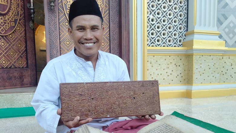 Alquran tertua di Loloan Timur Jembrana Salah satu Alquran tertua yang ditulis dengan tangan dan sebuah prasasti berusia ratusan tahun yang berada di perpustakaan Masjid Baitul Qodim, Kelurahan Loloan Timur, Kecamatan Jembrana, Kabupaten Jembrana, Bali, (15/4/2022)