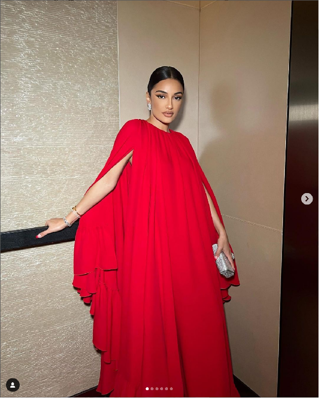 Pada 2013, Amina Muaddi mendirikan label busana mewah Oscar Tiye di Milan. Dia kemudian pindah ke Parisdan bekerjasama dengan Alexandre Vauthier sebagai desainer untuk lini sepatu. Foto: Dok. Instagram Amina Muaddi