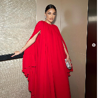 Pada 2013, Amina Muaddi mendirikan label busana mewah Oscar Tiye di Milan. Dia kemudian pindah ke Parisdan bekerjasama dengan Alexandre Vauthier sebagai desainer untuk lini sepatu. Foto: Dok. Instagram Amina Muaddi