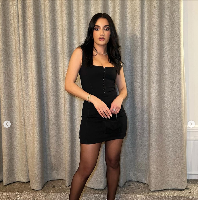 Amina Muaddi merupakan desainer sepatu populer yang karyanya sudah banyak dipakai selebriti dunia. Dia bahkan berkolaborasi dengan Rihanna merilis koleksi sepatu Amina Muaddi x Fenty Footwear. Foto: Dok. Instagram Amina Muaddi