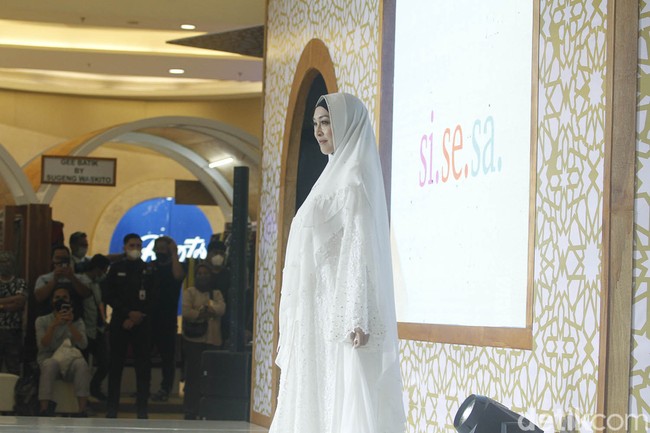 Angelina Sondakh mengaku ada banyak perubahan dalam hidupnya selama di penjara. Salah satunya adalah penampilannya yang kini mengenakan hijab. Setelah berhijab ini dia mendapatkan kesempatan menjadi model busana muslimah syari. Foto: Abduh/Detikcom