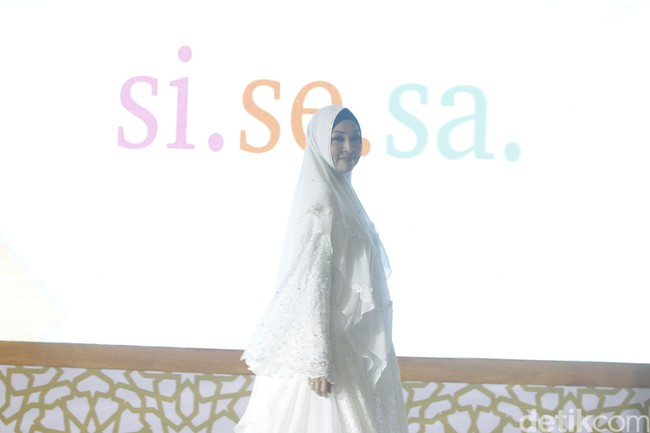 Pertamakalinya jadi model lagi setelah keluar penjara, Angelina Sondakh didapuk menjadi muse brand busana muslim syari Tanah Air, Si.Se.Sa. Sebelumnya Angelina kerap tampil sebagai model saat menjadi Puteri Indonesia 2001. Foto: Abduh/Detikcom