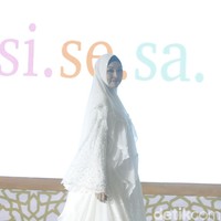 Pertamakalinya jadi model lagi setelah keluar penjara, Angelina Sondakh didapuk menjadi muse brand busana muslim syari Tanah Air, Si.Se.Sa. Sebelumnya Angelina kerap tampil sebagai model saat menjadi Puteri Indonesia 2001. Foto: Abduh/Detikcom