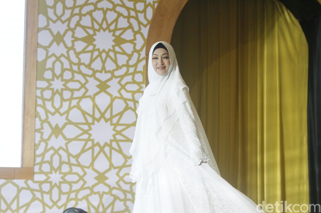 Merry menceritakan koleksi yang dipakai oleh Angelina Sondakh dirancang khusus dan tidak dijual di butik Si.Se.Sa,Desain bajunya di desain khusus untuk Angelina Sondakh. Proses pembuatannya cepet banget waktu itu kita memilihnya ini siapa? Begitu Angie keluar langsung bikin untuk dia sekitar satu minggu. Ini khusus untuk Angie, limited only one, kata Merry. Foto: Abduh/Detikcom.