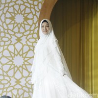 Merry menceritakan koleksi yang dipakai oleh Angelina Sondakh dirancang khusus dan tidak dijual di butik Si.Se.Sa,Desain bajunya di desain khusus untuk Angelina Sondakh. Proses pembuatannya cepet banget waktu itu kita memilihnya ini siapa? Begitu Angie keluar langsung bikin untuk dia sekitar satu minggu. Ini khusus untuk Angie, limited only one, kata Merry. Foto: Abduh/Detikcom.