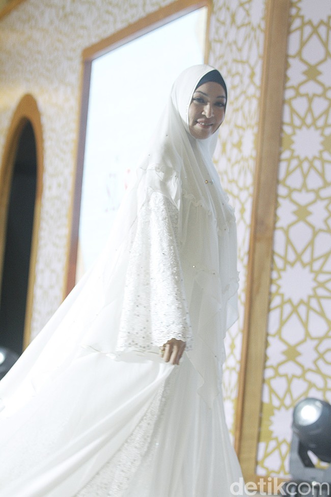 Sebelum tampil menjadi model catwalk, Angie mengucapkan permintaan maaf kepada seluruh warga Indonesia atas kesalahannya. Ia ingin memperbaiki diri menjadi lebih baik. Tolong maafkan seorang Angelina, saya memang bukan siapa-siapa. Saya tidak mempunyai apa-apa, saya juga tempatnya salah dan khilaf. Maafkan apalagi di bulan Suci Ramadan ini. Foto: Abduh/Detikcom