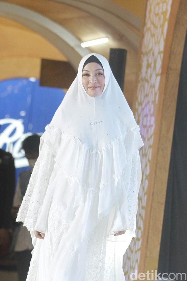Saya tadi sudah jalan, seperti yang biasanya saya lakukan 21 tahun yang lalu, ujar Angie saat ditemui usai fashion show Si.Se.Sa di acara Ramadan Runaway, Kota Kasablanka, Jakarta Selatan (14/4/2022). Foto: Abduh/Detikcom