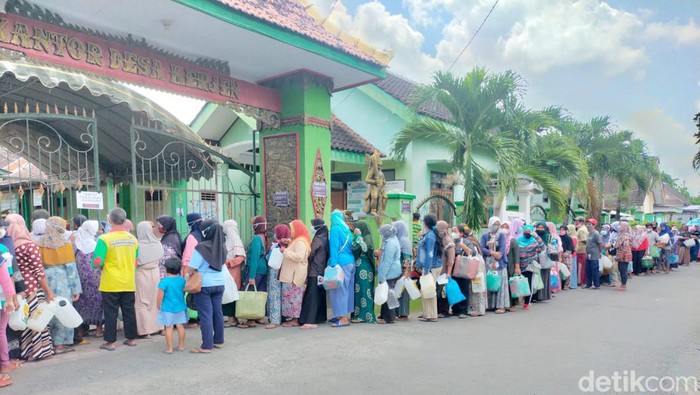 Antre minyak goreng curah di Blitar