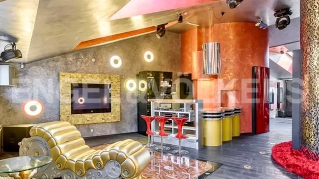 Dilansir BBC Rusia, apartemen tersebut terletak di kompleks paling eksklusif di St. Petersburg. Bangunan tersebut punya lingkungan yang bagus dan menghadap ke pemandangan Sungai Neva. Punya tiga lantai, tempat tinggal Luiza dulu bahkan punya ruang bioskop dan bar.Foto: Engel & Völkers