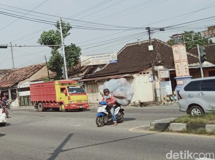 Arus lalu lintas di simpang empat Kepoh, Kecamatan Delanggu, Klaten masih normal, Jumat (15/4/2022).