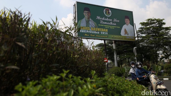 Kendaraan melintas didekat baliho bertuliskan Anies For Presiden 2024 di Jalan Ahmad Yani, Kota Bekasi, Jawa Barat, Jumat (15/4/2022).