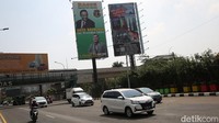Kendaraan melintas didekat baliho bertuliskan Anies For Presiden 2024 di Jalan Ahmad Yani, Kota Bekasi, Jawa Barat, Jumat (15/4/2022).   