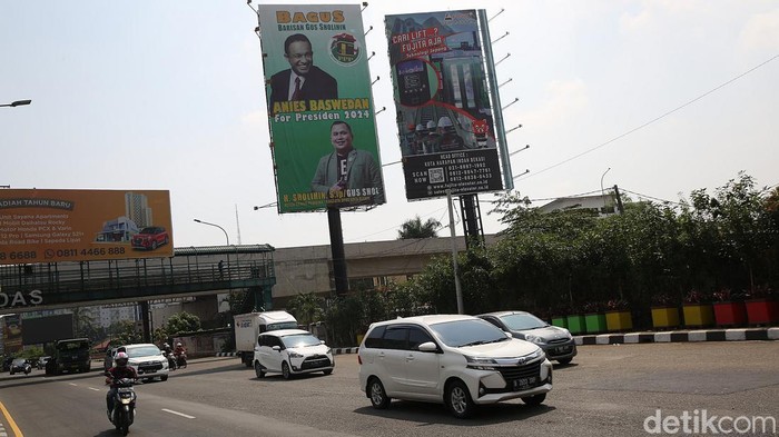 Baliho 'Anies For Presiden 2024' Mejeng Di Pusat Kota Bekasi Kendaraan melintas didekat baliho bertuliskan Anies For Presiden 2024 di Jalan Ahmad Yani, Kota Bekasi, Jawa Barat, Jumat (15/4/2022).